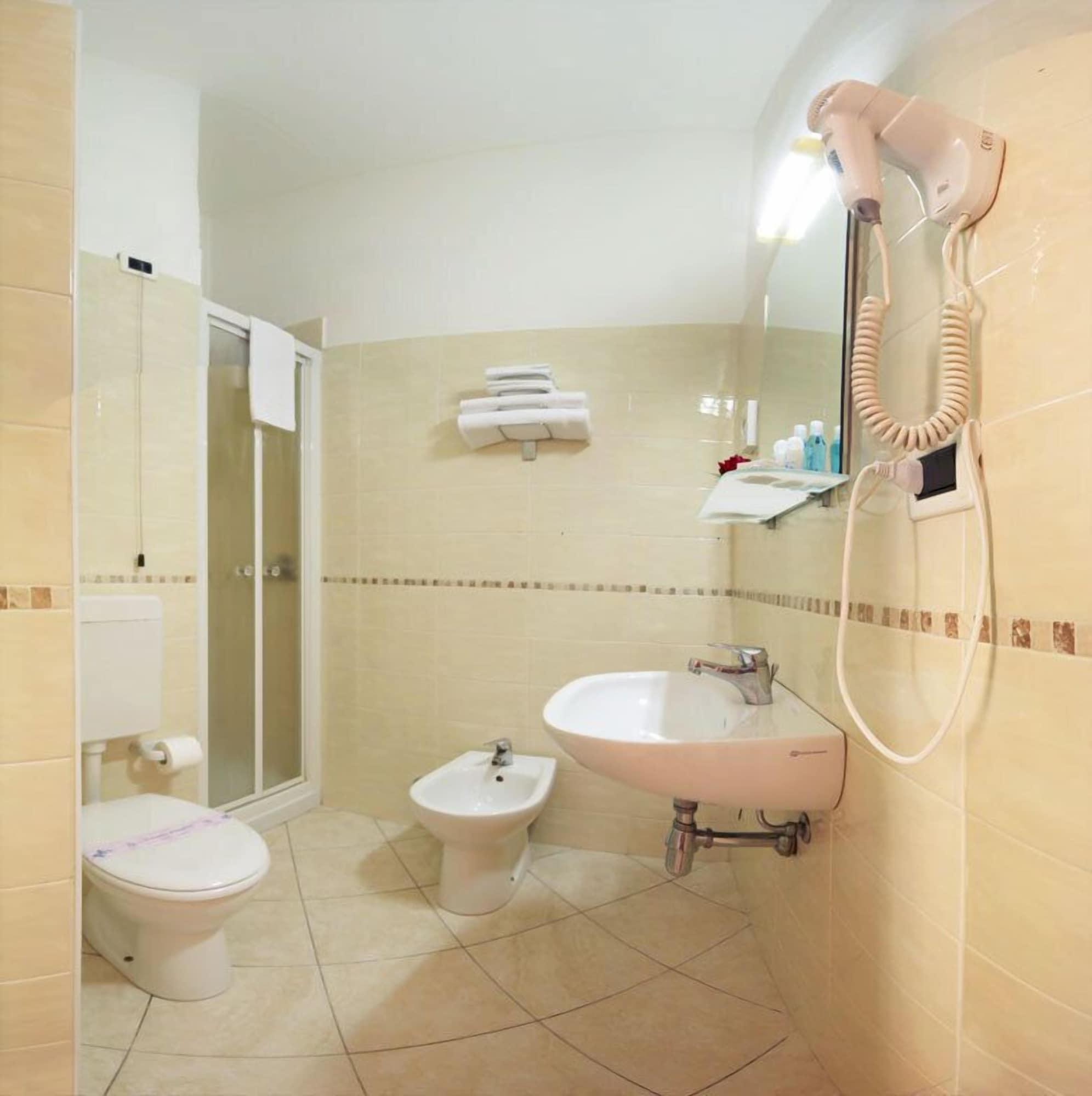 פיזה Hotel Astor מראה חיצוני תמונה